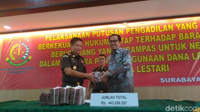 Kejari Surabaya Serahkan Uang Hasil Rampasan Korupsi ke LPDB