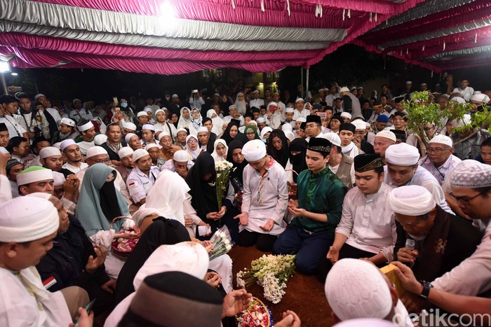 Ribuan Orang  di Pemakaman  Ustaz Arifin Ilham