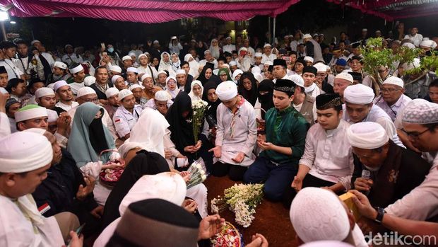 Pemakaman Ustaz Arifin Ilham