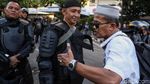 Harmonis! Momen Akrab Massa dengan Polisi di Depan Bawaslu