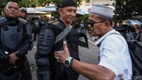 Momen kebersamaan dan keakraban diantara massa dan polisi itu menjadi penampakan yang menenangkan hati.