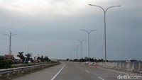 Sepanjang perjalanan, kami melihat sejumlah perbaikan di beberapa titik jalan. Dalam catatan kami, ada sejumlah ruas yang mesti diwaspadai pemudik jika ingin pulang kampung dalam satu dua hari ke depan. Pertama ada di titik kilometer 137 di mana sedang dilakukan perbaikan jalan.