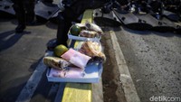Ini dia menu buka puasa personel Brimob yang sedang bertugas menjaga gedung Bawaslu.