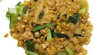 Dibuat dari beras, kwetiau punya tekstur kenyal mulur. Diberi bumbu sederhana, kwetiau ayam dengan potongan sawi bisa jadi pilihan. Foto: Instagram@closeupfoodies