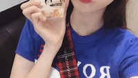 Foto ini jadi bukti kalau Ngoc memang sangat suka dengan makanan manis terutama es krim. Apalagi es krimnya dipadukan dengan popcorn karamel yang manis gurih. Foto: Instagram @ngoctrinh89
