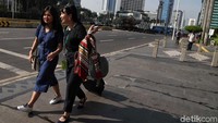 Sejumlah warga berkativitas di kawasan Jalan MH Thamrin, Jakarta Pusat, Jumat (24/5).