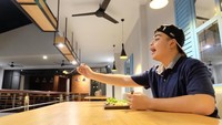 Duh, lagi-lagi punya niat menyuapi seseorang. Karena yang disuapi tak terlihat, Ameer menulis, lagi suapin lalet. Foto: Instagram ameer_azzikra
