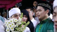 Alvin, putra Ustaz Arifin Ilham tampak tegar kala melepas ayahandanya itu. Pool/Palevi S/detikFoto.