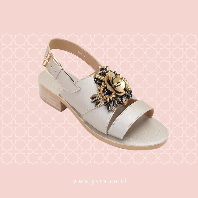 Berbicara mengenai sandal sepatu brand lokal tentu tak lengkap tanpa memasukkan Pvra. Salah satu brand favorit ini menawarkan NALA HEELS GOLD. Warna nude yang netral namun tak membosankan serta detail manik-manik nan elegan membuatnya menawan dipakai saat Lebaran. Foto: Instagram