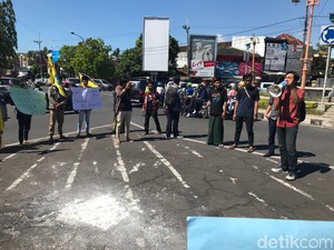 Komitmen Khofifah Tolak Tambang Dipertanyakan Mahasiswa Jember