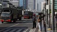 Sementara itu, jalan ke arah Bawaslu dan Sarinah masih ditutup dan dijaga ketat oleh personel kepolisian.