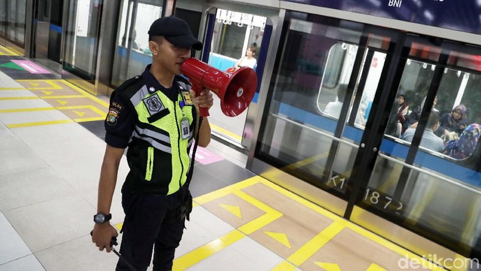 Moda Raya Transportasi (MRT) Jakarta mulai beroperasi normal hari ini. Sebelumnya, transportasi publik itu sempat dihentikan sementara waktu imbas aksi 22 Mei.