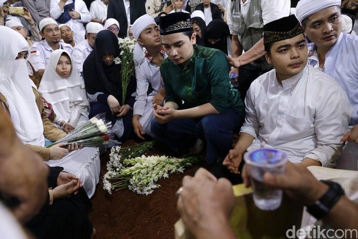 Ribuan Orang  di Pemakaman  Ustaz Arifin Ilham