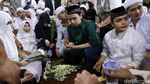 Ribuan Orang di Pemakaman Ustaz Arifin Ilham