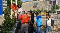 Masyarakat yang hendak berjalan dari arah Sarinah ke Bundaran HI dibantu diarahkan oleh petugas Satpol PP (Foto: Jefrie/detikcom)