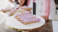Meski telah berpisah dari istrinya, Nicky berusaha menjadi figur ayah yang baik untuk Ellyna. Lihat kekompakan mereka usai membuat eclair bersama. Foto: Instagram ellynatirta