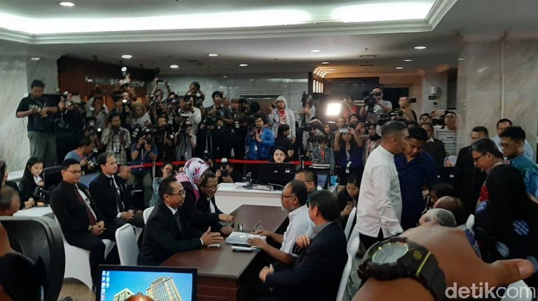 Tanpa Prabowo-Sandi, BPN Tiba di MK untuk Daftar Gugatan Pilpres Tanpa Prabowo-Sandi, BPN Tiba di MK untuk Daftar Gugatan Pilpres