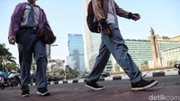 Masyarakat mulai beraktivitas seperti biasa.