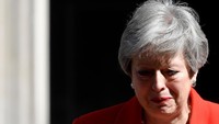 Dengan suara yang terbata-bata karena emosional, PM May menegaskan dirinya tidak punya dendam sama sekali. Saya akan segera meninggalkan tugas yang telah menjadi kehormatan seumur hidup bagi saya. Perdana Menteri wanita kedua, tapi tentu bukan yang terakhir, ujar PM May. Foto: REUTERS/Toby Melville