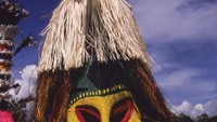 Warna-warna cerah bagi suku Huli adalah warna-warna para leluhur. Mengecat wajah dengan warna kuning, diyakini akan mendekatkan diri dengan para leluhur dan selalu merasa dilindungi (iStock)