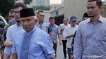 Amien Rais Bawa Buku Jokowi People Power Saat Sambangi Polda
