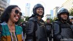 Harmonis! Momen Akrab Massa dengan Polisi di Depan Bawaslu