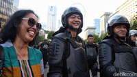Peserta aksi nampak tertawa bersama polisi dalam aksi damai di depan gedung Bawaslu, Jakarta.