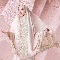 Syahrini kembali membuat netizen terpana saat meluncurkan koleksi mukena untuk Lebaran 2019 dengan logo berlapis emas 24 karat seharga Rp 3,5 juta. Mukena Syahrini itu memiliki desain simple dengan aksen lace yang manis di bagian dahi. Berbeda dengan mukena pada umumnya, tali kepala ada di bagian dalam sehignga tidak mudah jatuh saat salat. Syahrini mengungkap, mukena ini menggunakan bahan spesial yang eksklusif dibuat untuk dirinya dan tidak akan ditemukan pada produk lain. Foto: Instagram/FatimahSyahrini