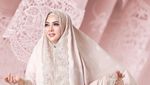 Bukan Bahannya yang Dilapisi Emas, Ini Fakta-fakta Mukena Syahrini