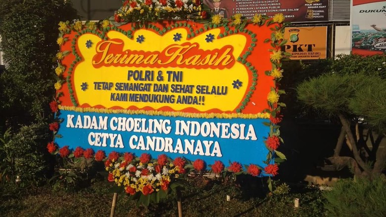 Ungkap Massa Perusuh 22 Mei, Polres Jakbar Dibanjiri Karangan Bunga Ungkap Massa Perusuh 22 Mei, Polres Jakbar Dibanjiri Karangan Bunga