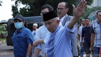 Amien pun melambaikan tangan saat bertemu dengan awak media yang telah menunggunya di Polda Metro Jaya. Ia nampak ditemani sekitar 5 orang.