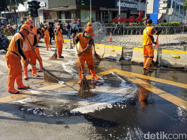 Aksi Petugas PPSU dan Damkar Bersihkan Jalan di Depan Bawaslu