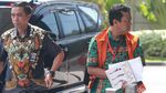 Momen Rommy Pamer Buku Yoga di KPK