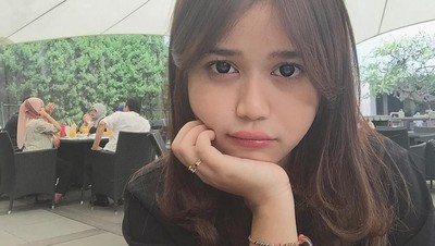 Pose Manis Brisia Jodie Saat Makan Gulali dan Apel