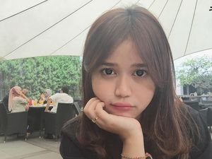Pose Manis Brisia Jodie Saat Makan Gulali dan Apel