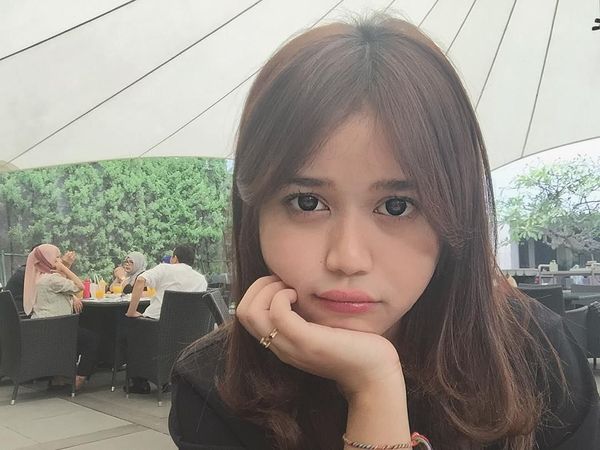 Pose Manis Brisia Jodie Saat Makan Gulali dan Apel