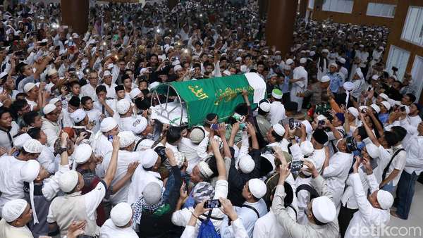 Penampakan Makam Arifin Ilham Sekarang Dan Kenangannya Yang