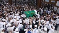 Ribuan orang menyambut kedatangan jenazah Ustaz Arifin Ilham setibanya di masjid Az Zikra. Foto: Hanif Hawari/detikHOT