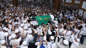 Ribuan Orang di Pemakaman Ustaz Arifin Ilham