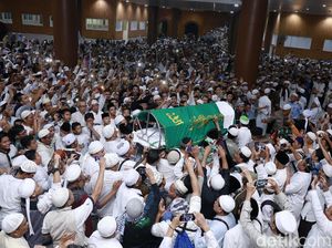 Ribuan Orang di Pemakaman Ustaz Arifin Ilham