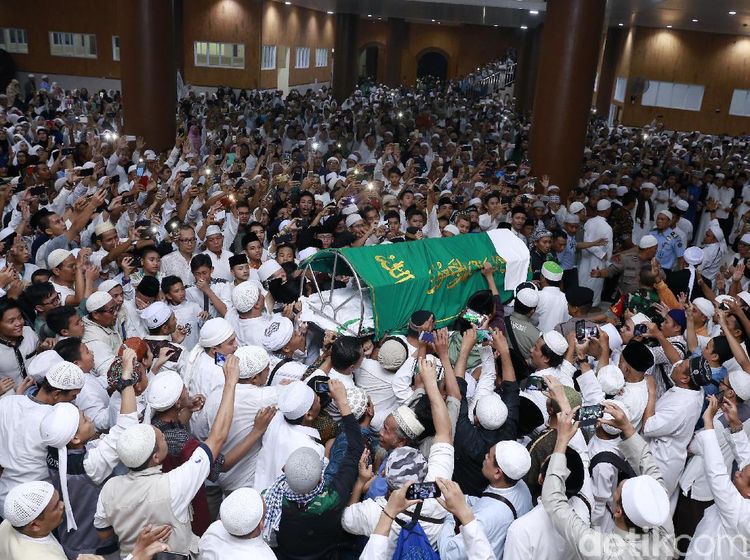 Ribuan Orang di Pemakaman Ustaz Arifin Ilham