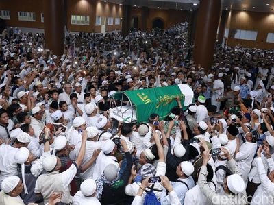 Ribuan Orang di Pemakaman Ustaz Arifin Ilham