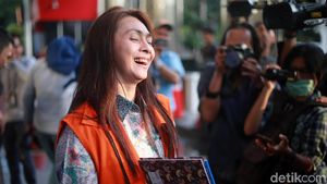 Senyum Lebar Bupati Talaud dengan Rompi KPK