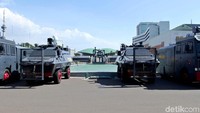 Sejumlah mobil polisi nampak terparkir di sekitar gedung MPR/DPR untuk menjaga daerah tersebut.