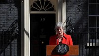 PM May mengumumkan pengunduran dirinya di depan kantornya di 10 Downing Street, London, pada Jumat (24/5) waktu setempat. Foto: REUTERS/Simon Dawson