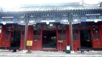 Di depan pintu masuk terdapat papan informasi mengenai masjid ini dengan bahasa Mandarin dan juga Inggris untuk memudahkan wisatawan yang tidak berbahasa Mandarin. (Titry Frilyani/dtraveler)