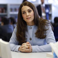 Kate Middleton berkunjung ke Kensington Aldridge Academy, London, Januari 2015. Ada plaster lagi di jarinya. (Foto: Getty Images)
