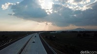 Tapi harapan tinggal harapan, tim Xpedisi Xpander 2.000 Km Jawa nyata nya baru sampai kota Malang sekitar pukul 09.00 malam. Tentu ada sebab mengapa kami datang terlambat. Salah satunya adalah karena efek tergoda ruas tol Semarang - Malang yang berisi keindahan belaka. Tim pun akhir nya banyak berhenti mendadak demi mengambil momen gambar terbaik.