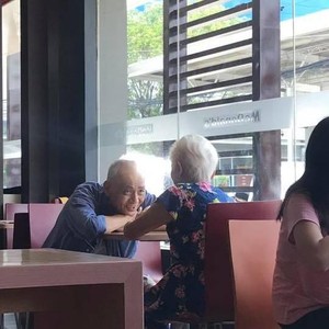 Foto Viral Pria Tua Tatap Istrinya dengan Penuh Cinta Ini Bikin Kagum Foto Viral Pria Tua Tatap Istrinya dengan Penuh Cinta Ini Bikin Kagum