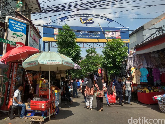 Berada di sebrang City Plaza, Jakarta Timur, Pasar Jatinegara tak pernah sepi pengunjung. Selain penjual souvenir, di bagian basement pasar juga terdapat banyak penjual kue kering. Foto: dokdetikFood/Dewi Anggraini